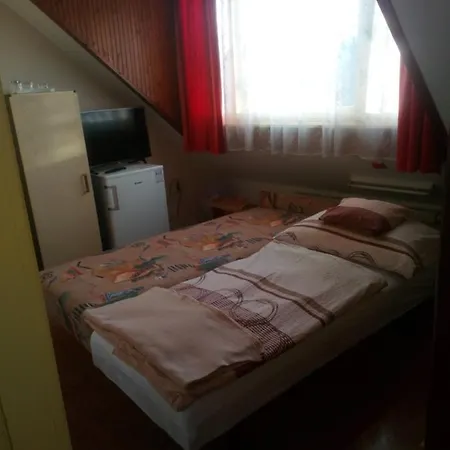 Agria Retur Vendeghaz Konukevi Eğri